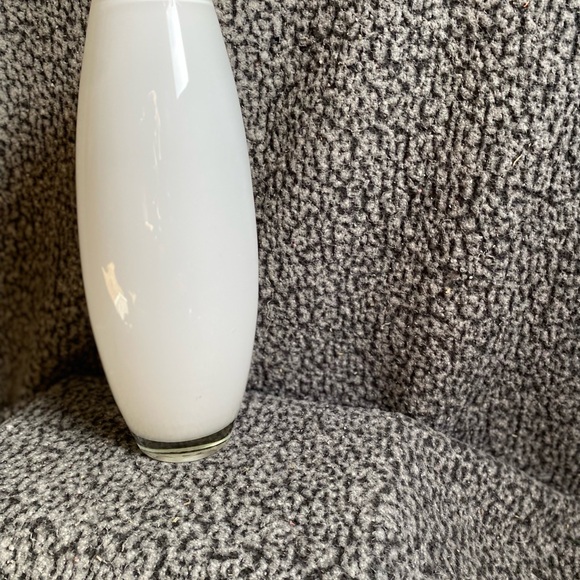 Elegant White Glass Vase - Picture 4 of 6